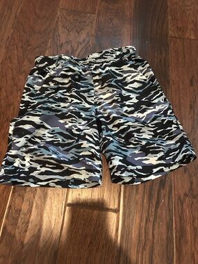Under Armour Camo Print Elastic Waist Shorts in Black, Gray & Blue with pockets